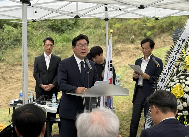죽산 조봉암 선생 67주기 추모제가 31일 서울 중랑구 망우역사문화공원 내 조봉암 선생 묘역에서 열린 가운데 박찬대 인천시장이 추모사를 하고 있다. /박예진 기자 yejin0613@incheonilbo.com