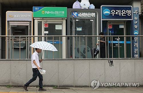 5대 은행, 가계대출 목표치 초과(서울=연합뉴스) 김성민 기자 = 올해 상반기 5대 시중은행(KB국민·신한·하나·우리·NH농협)의 기타대출이 급증하며 목표치를 2조4천억 가까이 넘어선 것으로 나타났다.사진은 22일 서울 시내에 설치된 시중은행 ATM의 모습. 2026.7.22 ksm7976@yna.co.kr