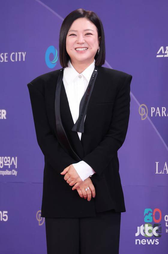 개그맨 김숙이 31일 오후 인천 파라다이스시티에서 열린 '제5회 청룡시리즈어워즈' 레드카펫 행차에 참석해 포즈를 취하고 있다. 박세완 엔터뉴스팀 기자 park.sewan@jtbc.co.kr