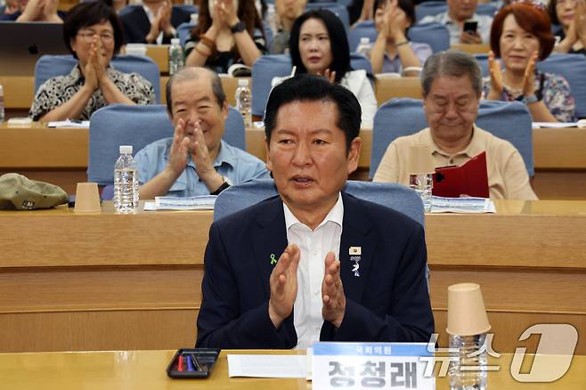 정청래 더불어민주당 당대표 후보가 31일 오전 서울 여의도 국회 의원회관에서 열린 '검찰 수사권 폐지 이후 피해자 인권 강화 방안' 토론회에서 박수를 치고 있다. 2026.7.31 ⓒ 뉴스1 황기선 기자