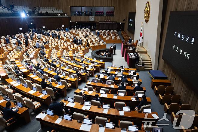 30일 서울 여의도 국회에서 열린 제437회 국회(임시회) 제3차 본회의에서 형사소송법 일부개정법률안(대안)에 대한 주호영 국민의힘 의원의 무제한 토론(필리버스터)이 시작되자 여당 의원들이 본회의장을 빠져나가고 있다. 2026.7.30 ⓒ 뉴스1 유승관 기자