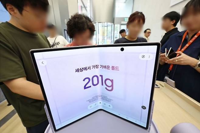 삼성전자의 갤럭시 Z8 시리즈 사전예약이 시작된 28일 서울 서초구 삼성 강남에서 시민들이 갤럭시 Z 폴드8·플립8 등 신제품을 살펴보고 있다. 연합뉴스