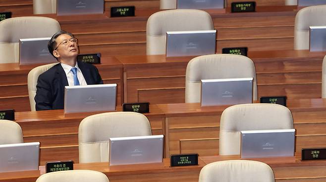 정성호 법무부 장관이 지난 30일 국회에서 여당 주도 형사소송법 법률 일부개정안에 대한 무제한 토론이 시작되자 허공을 응시하고 있다. /뉴시스