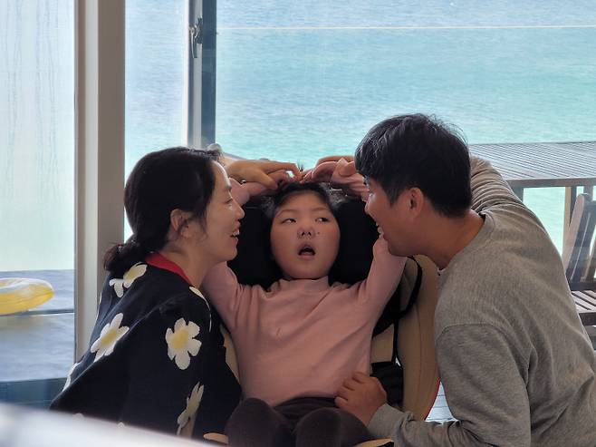 ▲ 남유림 에세이 ‘단정한 작별’에 수록된 가족 사진. 왼쪽부터 남유림, 양해든, 양지웅 가족. 해든이는 바닷가를 참 좋아했었다고 한다.