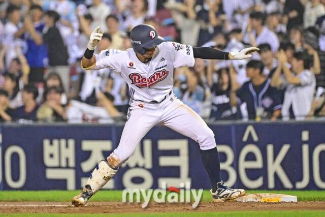 2일 서울 잠실야구장에서 열린 '2026 신한 SOL KBO리그' 롯데 자이언츠와 두산 베어스 경기. 두산 김민석이 6회말 1사 만루에 2타점 적시타를 친 후 기뻐하고 있다./마이데일리