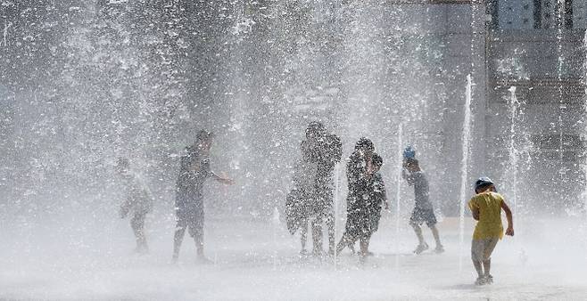 경남 양산지역 기온이 41.4도까지 오른 31일 오후 양산시 물금읍 양산워터파크 분수대에서 시민이 물놀이하고 있다. 2026.7.31. 연합뉴스