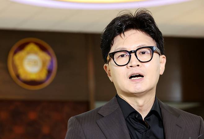 한동훈 무소속 의원이 30일 국회 본회의장 앞에서 검사의 직접 수사 권한을 전면 폐지하는 형사소송법 개정안이 더불어민주당 주도로 본회의에 상정된 것과 관련 입장을 밝히고 있다. ⓒ 연합뉴스