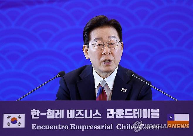 이재명 대통령, 한-칠레 비즈니스 라운드 테이블 발언 (산티아고<칠레>=연합뉴스) 한상균 기자 = 이재명 대통령이 30일(현지시간) 칠레 산티아고 한 호텔에서 열린 한-칠레 비즈니스 라운드 테이블에서 발언하고 있다. 2026.7.31 xyz@yna.co.kr