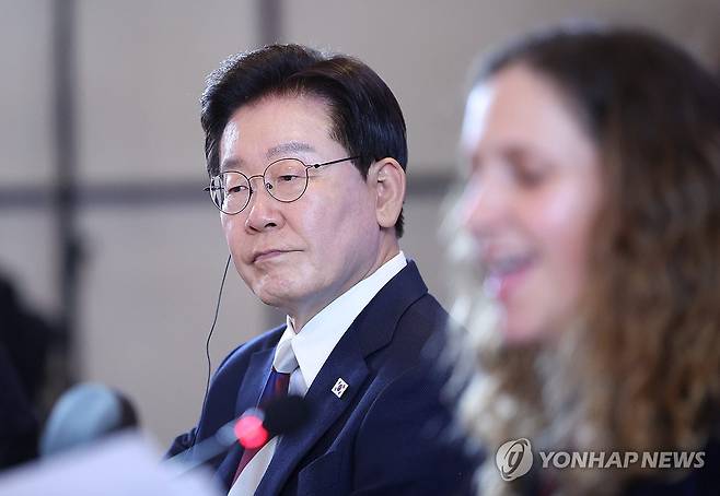 칠레 산업협회장 발언 듣는 이재명 대통령 (산티아고<칠레>=연합뉴스) 한상균 기자 = 이재명 대통령이 30일(현지시간) 칠레 산티아고 한 호텔에서 열린 한-칠레 비즈니스 라운드 테이블에서 로사리오 나바로 칠레산업협회장의 발언을 듣고 있다. 2026.7.31 xyz@yna.co.kr