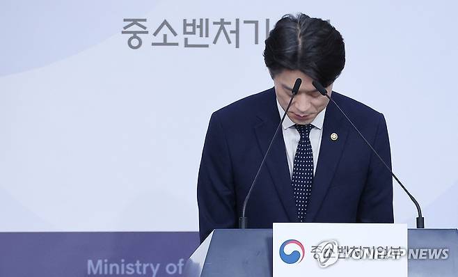 고개숙인 노용석 중소벤처기업부 장관 직무대행 (서울=연합뉴스) 안정원 기자 = 노용석 중소벤처기업부 장관 직무대행 겸 제1차관이 31일 서울 종로구 정부서울청사 별관에서 모두의 창업 프로젝트 정보유출 경과 및 향후 계획에 대해 브리핑한 뒤 고개숙여 인사하고 있다. 2026.7.31 jeong@yna.co.kr