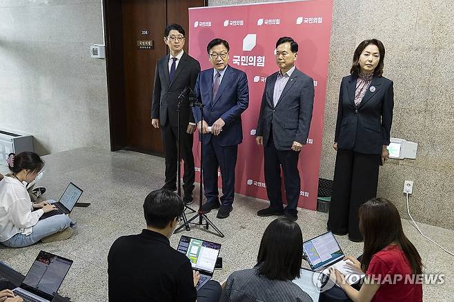 취재진 질문에 답하는 국민의힘 정점식 원내대표 (서울=연합뉴스) 황광모 기자 = '검찰 보완수사권 완전폐지 법안(형사소송법 개정안)'이 여당 주도로 국회 본회의를 통과한 30일 오후, 국민의힘 정점식 원내대표가 국회에서 형소법 개정안 통과 관련 입장을 밝히고 있다. 2026.7.31 hkmpooh@yna.co.kr