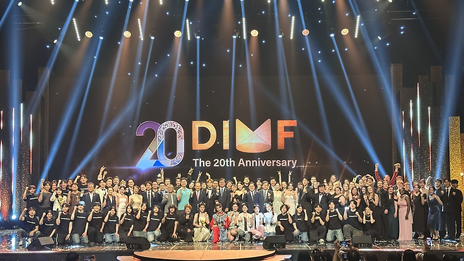 지난 6일 열린 제20회 대구국제뮤지컬페스티벌(DIMF) 시상식에서 DIMF 관계자 및 참가작 창작진들이 단체 기념 사진을 촬영하고 있다. <영남일보 DB>