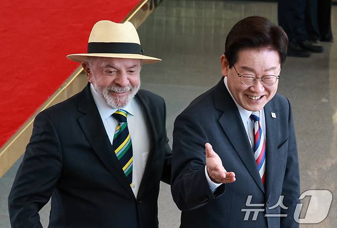 이재명 대통령과 루이스 이나시우 룰라 다 시우바 브라질 대통령이 27일(현지시간) 브라질 대통령관저에서 열린 양해각서 서명식에 입장하고 있다. 2026.7.28 ⓒ 뉴스1 허경 기자