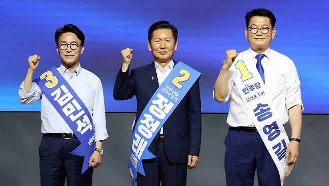 더불어민주당 김민석(왼쪽부터), 정청래, 송영길 당 대표 후보가 1일 오후 대전컨벤션센터에서 열린 8·17 전당대회 순회 경선 당대표·최고위원 합동 연설회에서 기념사진을 찍고 있다. /연합뉴스