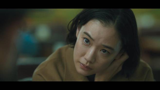 넷플릭스 '가스인간'에서 방송기자 고노 교코를 연기한 아오이 유우. 넷플릭스 제공