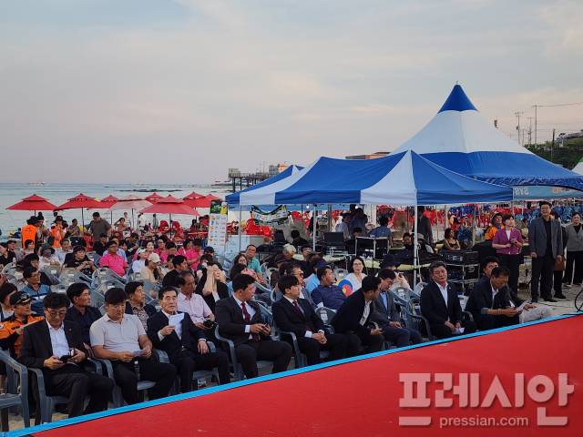▲8월 첫날 경북 포항시 구룡포 해수욕장에서 열린 ‘제22회 오징어 맨손잡기 체험 및 구룡포 해변축제’ 모습.ⓒ프레시안 (오주호 기자)