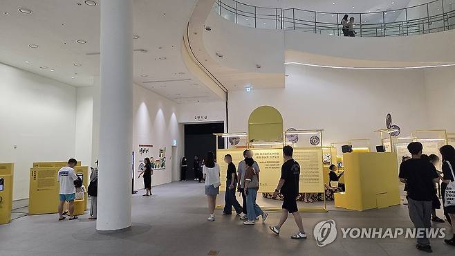 실내 몰린 피서객들 (울산=연합뉴스) 장지현 기자 = 울산 전역에 폭염 중대경보가 발효된 1일 오후 울산 중구 울산시립미술관을 찾은 방문객들이 전시를 관람하고 있다. 2026.8.1 jjang23@yna.co.kr