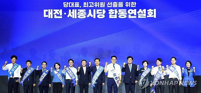 당 대표·최고위원 선출을 위한 대전·세종시당 합동연설회 (대전=연합뉴스) 이동해 기자 = 한병도 더불어민주당 대표 직무대행 겸 원내대표가 1일 대전컨벤션센터에서 열린 당대표·최고위원 합동연설회에서 당대표, 최고위원 후보들과 기념 촬영을 하고 있다.
왼쪽부터 김용·이성윤·박선원·서미화 최고위원 후보, 김민석 당 대표 후보, 한 대표 직무대행, 정청래·송영길 당 대표 후보, 소병훈 중앙당선거관리위원장, 임미애·김영호·한민수·최민희 최고위원 후보. 2026.8.1 eastsea@yna.co.kr
