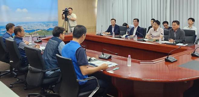 전남광주통합특별시 노사공동협의체 1차 회의가 지난 달 31일 오전 광주청사 2층 영상회의실에서 개최됐다. 사진은 참석자들이 모여 논의하고 있는 모습. /광주시 노조 제공