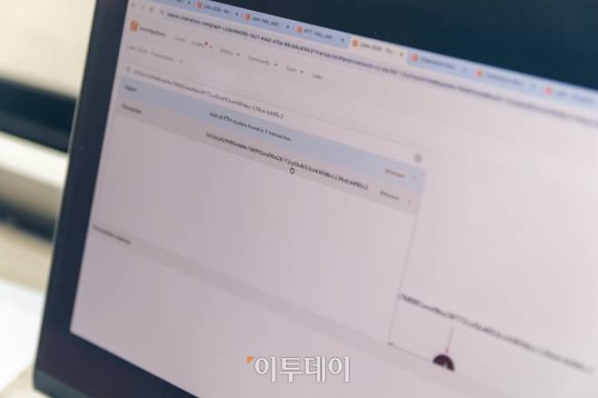 신호열 대표가 체이널리시스의 공개 발표 ‘Blockchain Intelligence’(Links 2025) 영상에서 Reactor 검색 화면을 확인하고 있다. 영상에서는 0x로 시작하는 트랜잭션 해시가 입력된 뒤 이에 대응하는 이더리움 거래와 ETH 클러스터가 불러오기 대상으로 표시된다. 특허법인 지평은 Reactor의 검색 화면 등 외부 동작과 체이널리시스의 데이터 수집·인덱싱 관련 기술자료를 청구항 1의 구성요소와 대조했다.(박정호 기자 godot@)