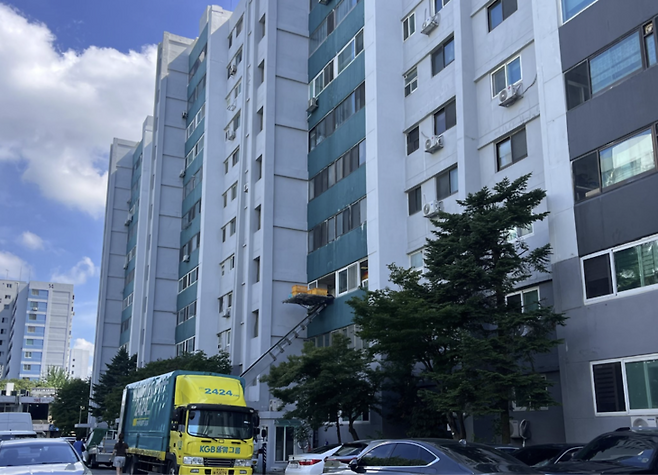▲서울 여의도 대교아파트에서 한 세대가 이사를 하고 있다. 사진=정수빈 인턴기자