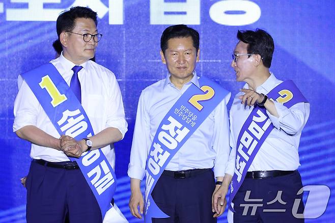 더불어민주당 당권 주자인 정청래(왼쪽), 김민석 의원이 2일 부산 벡스코에서 열린 당대표·최고위원 합동연설회에서 대화하고 있다. 2026.8.2 ⓒ 뉴스1 신웅수 기자