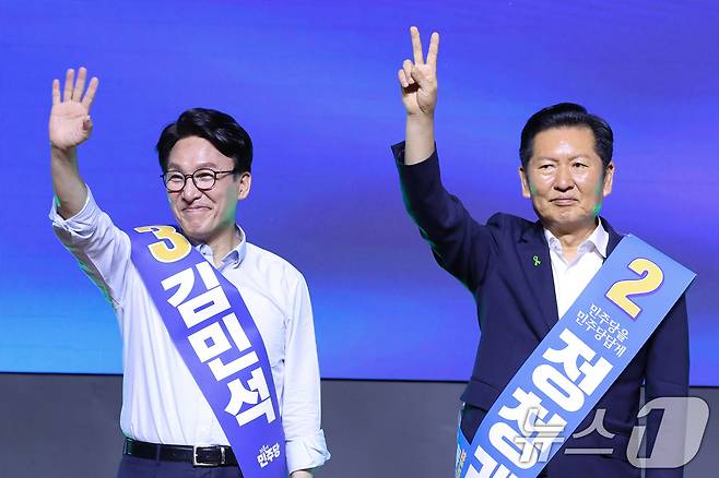 더불어민주당 당권 주자인 김민석(왼쪽), 정청래 의원이 1일 대전 유성구 대전컨벤션센터에서 열린 당대표·최고위원 합동연설회에서 당원들에게 인사하고 있다. 2026.8.1 ⓒ 뉴스1 신웅수 기자