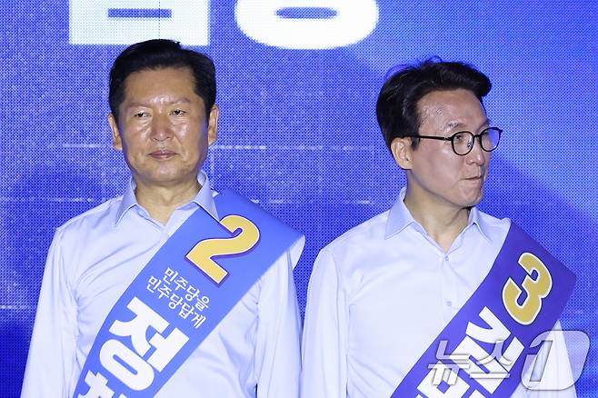 더불어민주당 당권 주자인 정청래(왼쪽), 김민석 의원이 2일 부산 벡스코에서 열린 당대표·최고위원 합동연설회에서 자리하고 있다. 2026.8.2 ⓒ 뉴스1 신웅수 기자