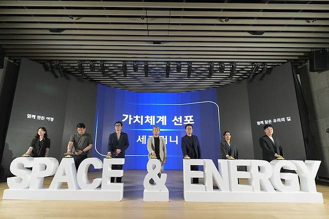 지난달 30일 서울 종로구 계동 현대엔지니어링 본사에서 열린 가치체계 선포식에서 주우정 현대엔지니어링 대표이사(가운데)와 임직원들이 새 가치체계의 출발을 알리는 세리머니를 하고 있다. 현대엔지니어링 제공