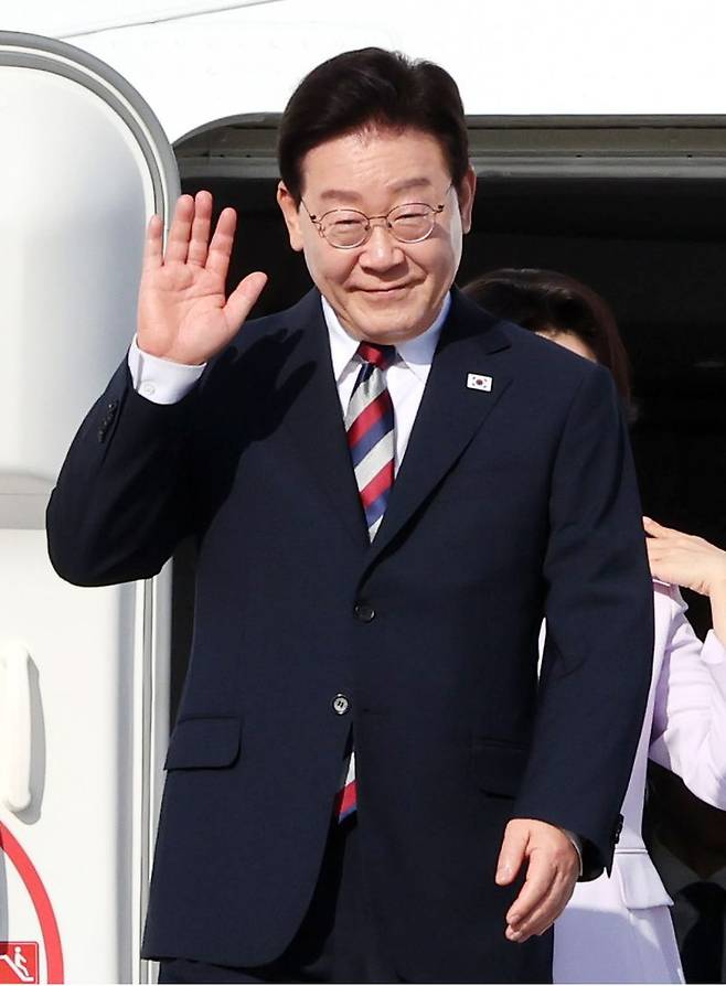 동포 오찬간담회에 참석하기 위해 프랑크푸르트를 방문한 이재명 대통령이 2일(현지시간) 독일 프랑크푸르트 국제공항에 도착해 인사를 하고 있다. 뉴시스