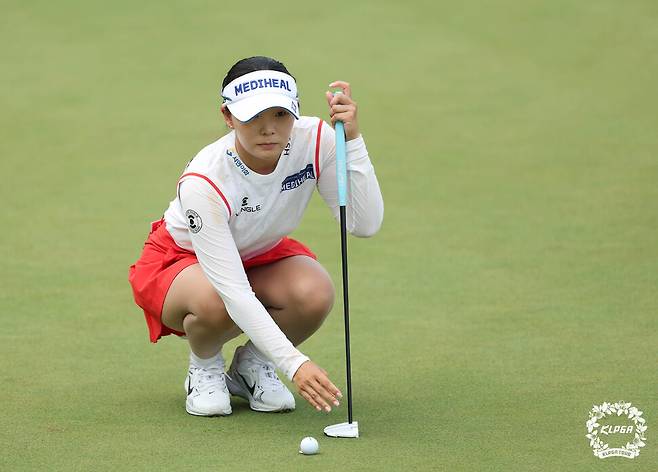 이다연이 2일 강원도 원주시 오로라 골프&리조트(파72)에서 열린 여자프로골프(KLPGA) 투어 오로라월드 챔피언십 2번 홀에서 퍼팅을 준비하고 있다. KLPGA 제공