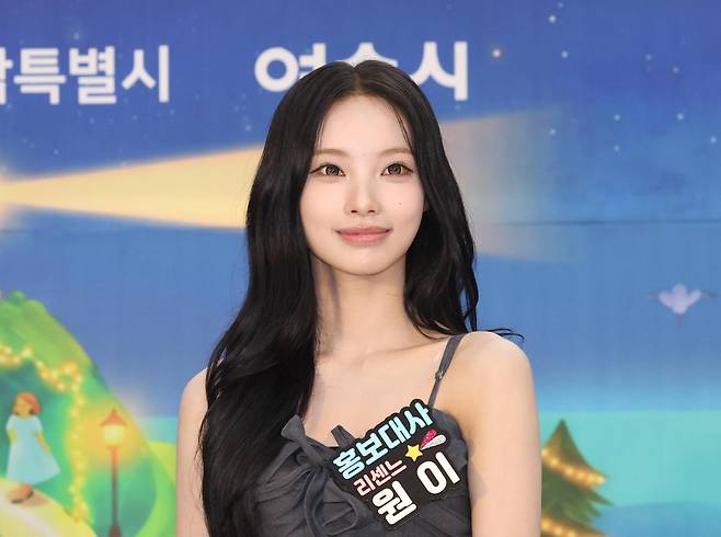 그룹 리센느 멤버 원이가 중학생 시절 '일진'이었다는 의혹이 나오자 자신이 중학교 시절 담임교사라고 밝힌 네티즌이 원이의 과거를 전했다. 뉴시스