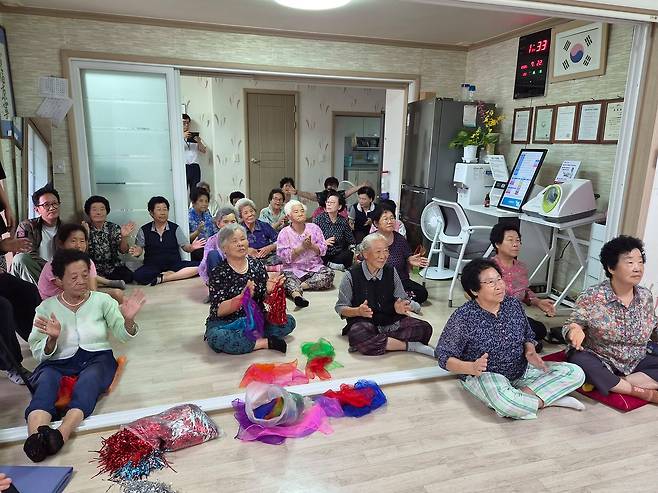 지난 7월22일 충남 공주시 우성면 상서2리 여성경로당에서 할머니들이 건강체조 프로그램을 즐기고 있다. 김방현 기자