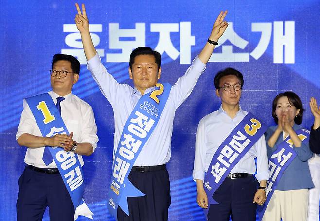 더불어민주당 정청래 당 대표 후보가 2일 부산 벡스코에서 열린 민주당 순회 경선 합동연설회에서 당원들을 향해 인사하고 있다. 연합뉴스