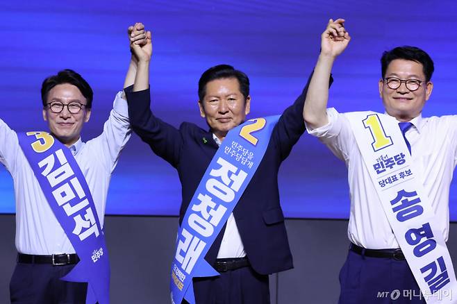 (대전=뉴스1) 신웅수 기자 = 더불어민주당 당권 주자인 김민석(왼쪽부터), 정청래, 송영길 의원이 1일 대전 유성구 대전컨벤션센터에서 열린 당대표·최고위원 합동연설회에서 손을 맞잡고 당원들에게 인사하고 있다. 2026.8.1/뉴스1 Copyright (C) 뉴스1. All rights reserved. 무단 전재 및 재배포, AI학습 이용 금지. /사진=(대전=뉴스1) 신웅수 기자
