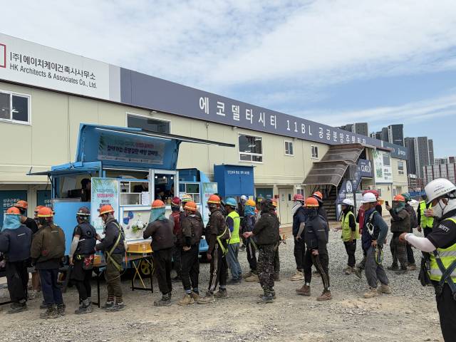 부산도시공사는 지난달 28일 한국주택금융공사(HF), 부산지방고용노동청과 함께 에코델타시티 11·24BL 민간참여 공공분양주택 건립사업 현장에서 ‘안전 푸드트럭’을 운영하며 폭염 대응과 안전문화 확산을 위한 사회공헌활동을 실시했다. 부산도시공사 제공