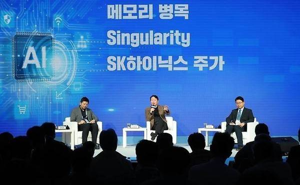 AI 성장 주제로 대담 중인 최태원 대한상의 회장 최태원 대한상의 회장(가운데)과 권석준 성균관대학교 교수(오른쪽), 이재욱 서울대학교 AI연구원장(왼쪽)이 '한국경제의 AI 성장을 위한 아젠다'라는 주제로 대담을 하고 있다. 사진=대한상의.