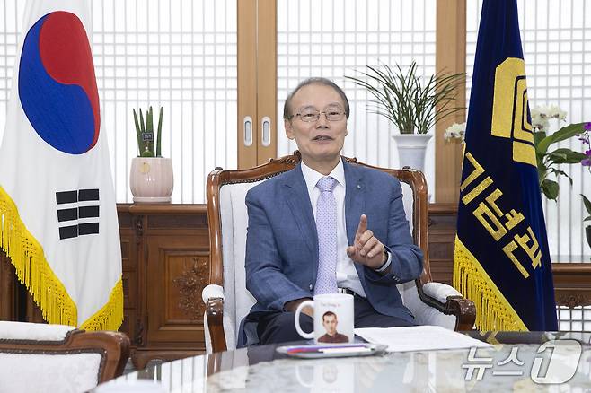 김희곤 독립기념관장이 지난 7월 15일 충남 천안 독립기념관 관장집무실에서 '뉴스1 초대석' 인터뷰에서 답변하는 모습. 2026.7.15./ⓒ 뉴스1(독립기념관 제공)