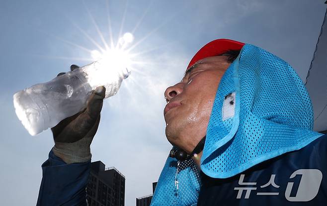 전국 대부분 지역에 폭염특보가 내려진 3일 경기 화성시의 한 공사현장에서 근로자가 물을 마시며 더위를 식히고 있다. 2026.8.3 ⓒ 뉴스1 김영운 기자