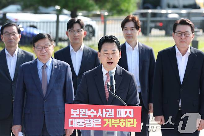 장동혁 국민의힘 대표가 3일 오전 서울 종로구 청와대 사랑채 분수대 앞에서 열린 '보완수사권 폐지 악법 거부권 촉구 현장 최고위원회의'에 참석해 모두 발언을 하고 있다. 2026.8.3 ⓒ 뉴스1 안은나 기자