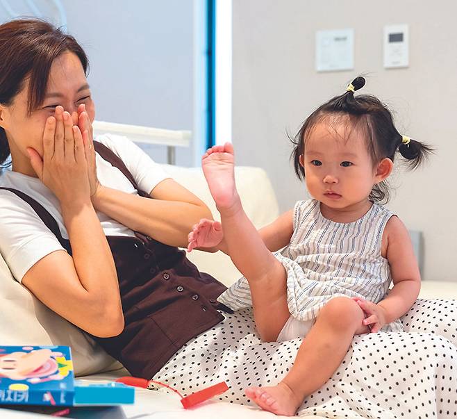 카메라를 좋아하는 민주가 보여준 전매특허 일명 ‘꼬랑내’ 개인기.