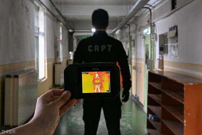 지난달 15일 경기 안양교도소에서 열화상 카메라를 통해 바라본 기동순찰팀 'CRPT(Correctional Rapid Patrol Team)' 대원. 온도가 높을수록 화면이 붉게 표시된다. 1963년 지어진 안양교도소는 시설 노후화와 함께 2,000명 이상을 수용하면서 134%의 높은 수용률을 보이고 있다. 장련성 기자