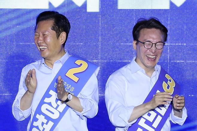 더불어민주당 당권 주자인 정청래(왼쪽), 김민석 후보가 2일 부산 벡스코에서 열린 당대표·최고위원 합동연설회에서 미소 짓고 있다. 뉴스1