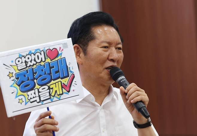 더불어민주당 당권 주자인 정청래 후보가 3일 강원 원주시의회에서 열린 당원 간담회에서 참석자에게 지지를 호소하고 있다. 원주=연합뉴스
