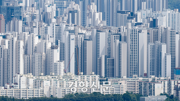 서울 남산에서 바라 본 서울 강남 일대 아파트 단지 모습. 문재원 기자