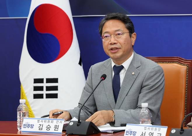 사진은 김승원 국회 법제사법위원회 민주당 간사가 3일 오후 서울 여의도 국회에서 열린 형사소송법 개정 국민보고회에서 설명하고 있는 모습. /사진=뉴시스
