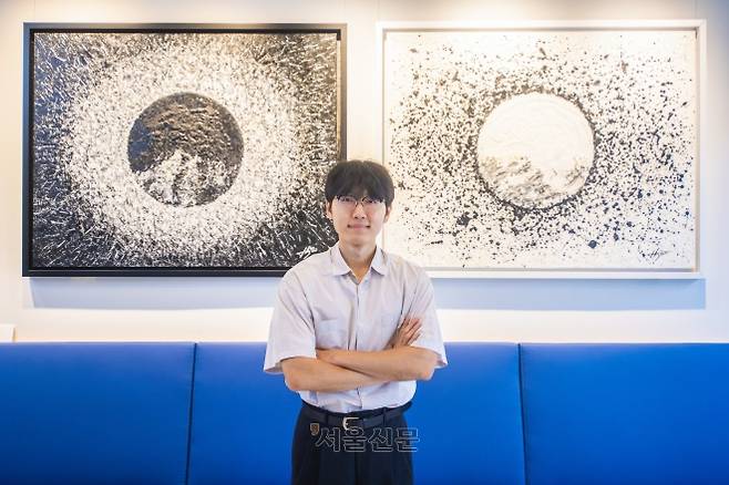 최근 바둑 인공지능(AI) 카타고를 상대로 2승1패로 역전승을 거두며 화제를 모은 신진서 9단이 지난달 28일 서울 성동구 한국기원에서 서울신문과 만나 기념사진을 찍고 있다.