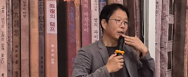 지난달 31일 제주시 육필문학관에서 열린 북토크에서 시낭송을 한 뒤 작품에 대한 설명을 하고 있다. 제주 강동삼 기자