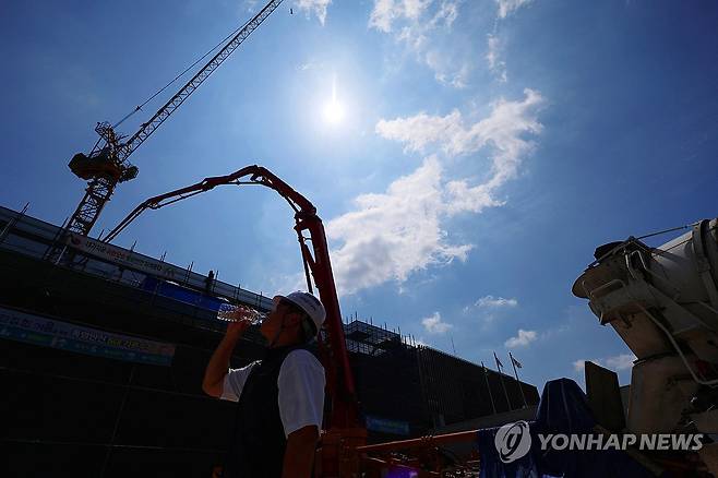 '극한더위와 사투 벌이는 건설 현장' (대구=연합뉴스) 박세진 기자 = 29일 대구에 폭염경보가 발효된 가운데 한 건설 현장 작업자가 냉수를 마시며 열기를 식히고 있다. 2026.7.29 psjpsj@yna.co.kr