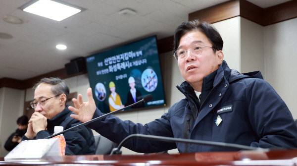 김영훈 고용노동부 장관이 올해 초 경기 화성시 화성시청 상황실에서 열린 소규모 사업장에 대한 산업재해 예방·대응방안 간담회에서 발언하고 있다. 뉴스1